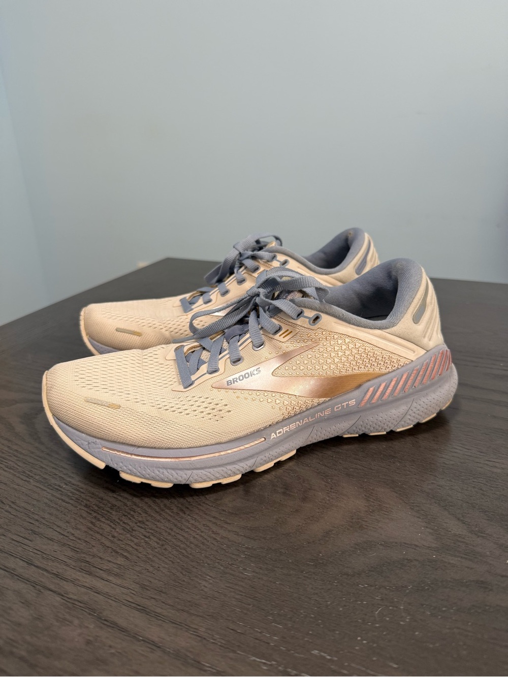Brooks Adrenaline GTS 22 Women’s 9.5 B Running Shoes Cream Blue Pink